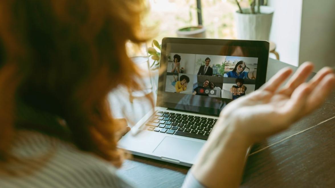 Рабочее пространство трейдера с графиками и аналитикой